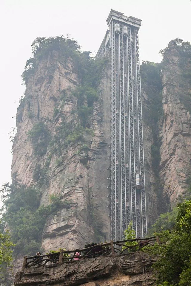 Thang máy Bách Long đưa du khách lên đỉnh Viên Gia Giới chỉ trong 2 phút (Ảnh: Internet). Thang máy Bách Long đưa du khách lên đỉnh Viên Gia Giới chỉ trong 2 phút (Ảnh: Internet).