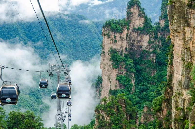 Những tuyến cáp treo tấp nập du khách tại núi Thiên Tử (Ảnh: Internet). Những tuyến cáp treo tấp nập du khách tại núi Thiên Tử (Ảnh: Internet).