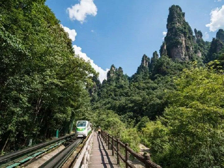 Đi tàu qua Thập Lý Họa Lang là một trải nghiệm rất thú vị mà bạn nên thử tại Công viên Trương Gia Giới (Ảnh: Internet). Đi tàu qua Thập Lý Họa Lang là một trải nghiệm rất thú vị mà bạn nên thử tại Công viên Trương Gia Giới (Ảnh: Internet).