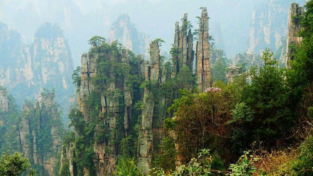 Toàn cảnh Dương Gia Giới với địa hình hiểm trở khó đi (Ảnh: Internet). Toàn cảnh Dương Gia Giới với địa hình hiểm trở khó đi (Ảnh: Internet).