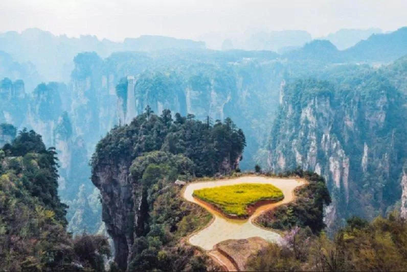 Khu Nhà Cổ nhìn từ trên cao có hình thù khá lạ mắt (Ảnh: Internet). Cánh đồng lúa của Khu Nhà Cổ nhìn từ trên cao có hình thù khá lạ mắt (Ảnh: Internet).
