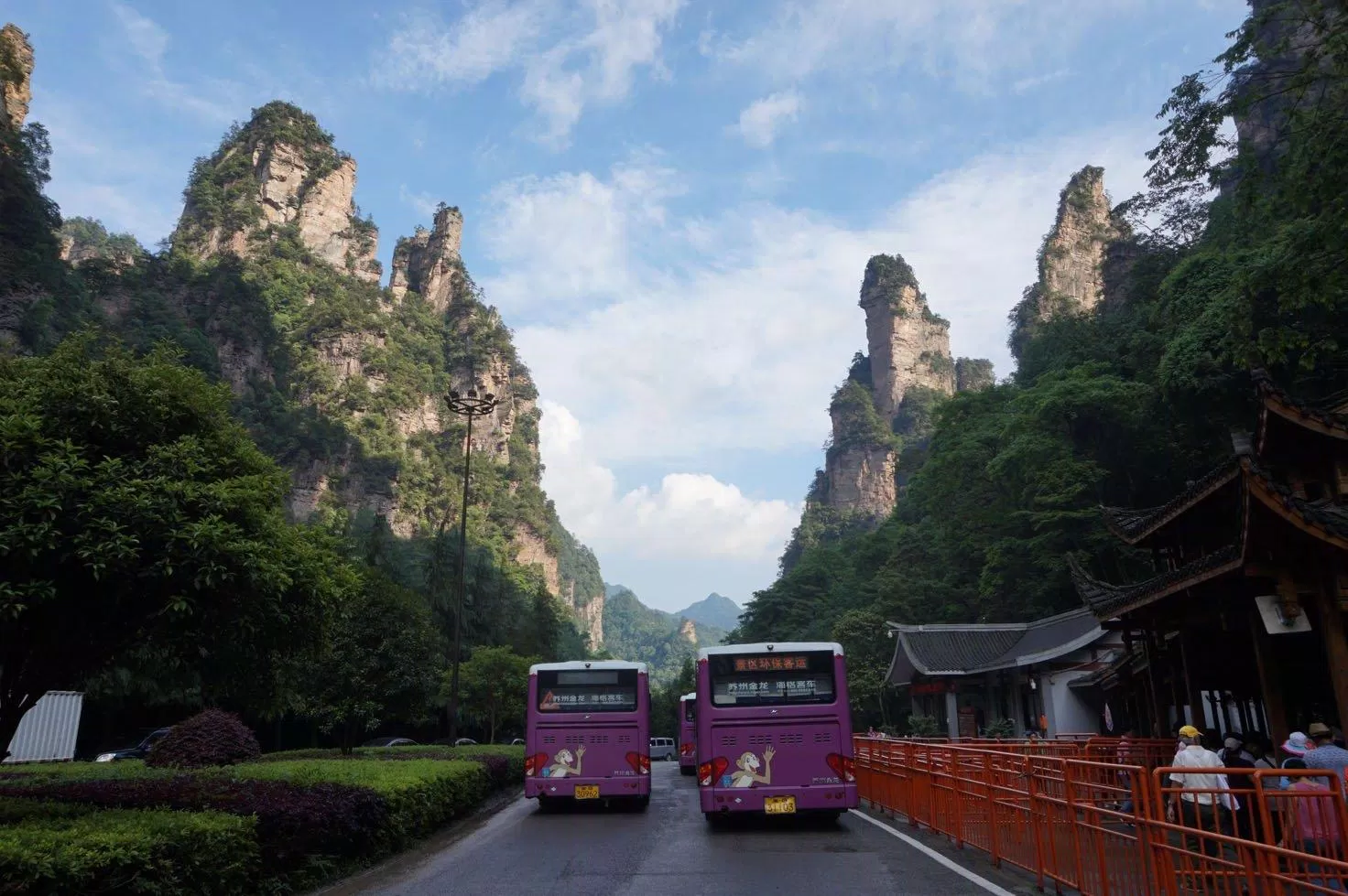 Tìm chỗ đón xe buýt trong Công viên Trương Gia Giới không phải là việc dễ dàng nếu bạn đi một mình (Ảnh: Internet). Tìm chỗ đón xe buýt trong Công viên Trương Gia Giới không phải là việc dễ dàng nếu bạn đi một mình (Ảnh: Internet).