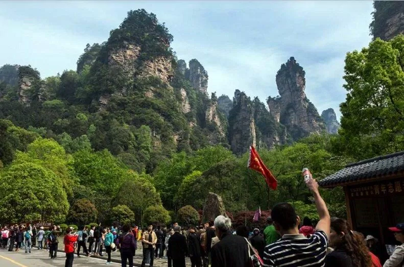 Rất dễ bắt gặp cảnh hàng nghìn người cùng đến tham quan Công viên Trương Gia Giới vào một thời điểm (Ảnh: Internet). Rất dễ bắt gặp cảnh hàng nghìn người cùng đến tham quan Công viên Trương Gia Giới vào một thời điểm (Ảnh: Internet).