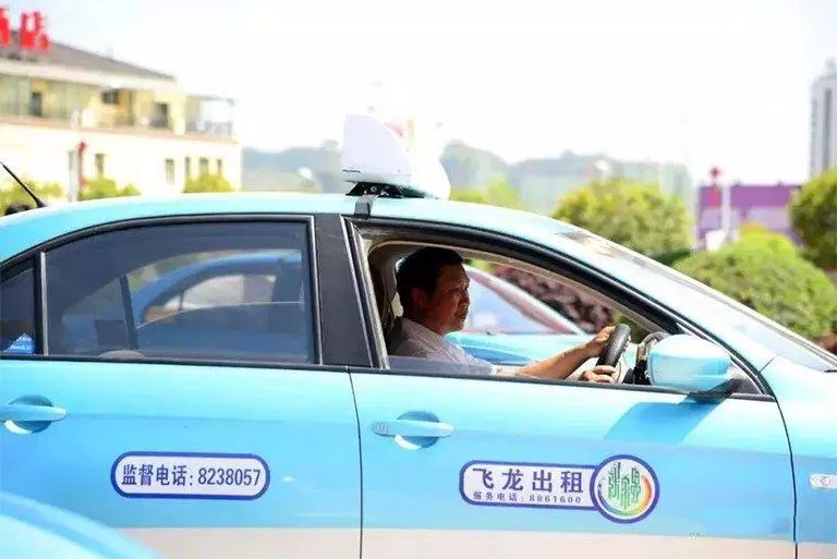 Đi taxi là cách tiện lợi nhất để từ sân bay đến thẳng Công viên Trương Gia Giới (Ảnh: Internet). Đi taxi là cách nhanh gọn nhất để từ sân bay đến thẳng Công viên Trương Gia Giới (Ảnh: Internet).