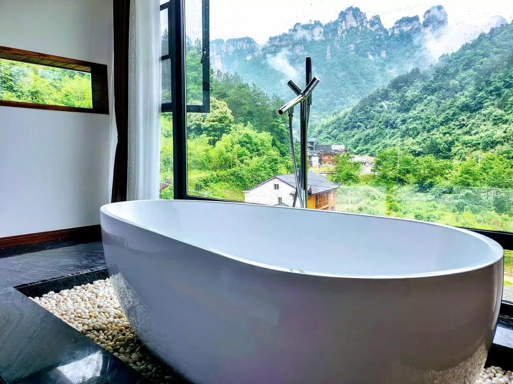 Từ khách sạn bạn có thể ngắm nhìn những đỉnh núi đá phía xa của Công viên Trương Gia Giới (Ảnh: Internet). Từ khách sạn bạn có thể ngắm nhìn những đỉnh núi đá phía xa của Công viên Trương Gia Giới (Ảnh: Internet).