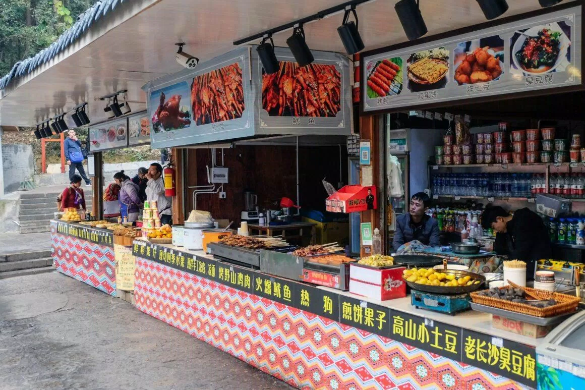 Những quầy bán đồ ăn địa phương tại Công viên Trương Gia Giới (Ảnh: Internet). Những quầy bán đồ ăn địa phương tại Công viên Trương Gia Giới (Ảnh: Internet).