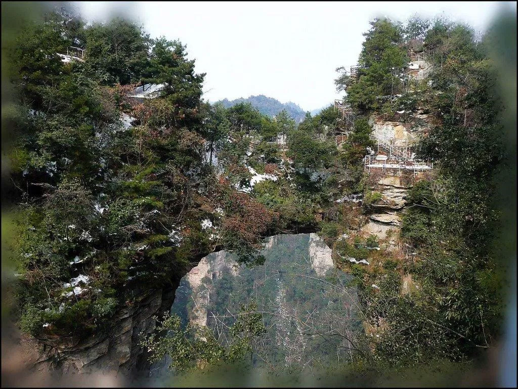 Cận cảnh chiếc cầu đá độc lạ trong khu vực Viên Gia Giới (Ảnh: Internet). Cận cảnh chiếc cầu đá độc lạ trong khu vực Viên Gia Giới (Ảnh: Internet).