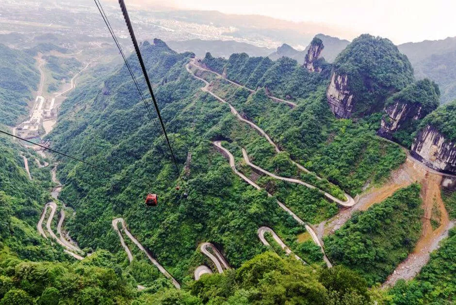 Mê Hồn Đài đúng là sở hữu vẻ đẹp mê hồn với con đường uốn lượn như dài vô tận (Ảnh: Internet). Mê Hồn Đài có tên gọi như vậy là do người xưa cho rằng đi vào đây rất dễ bị lạc lối bởi cảnh sắc tuyệt đẹp (Ảnh: Internet).
