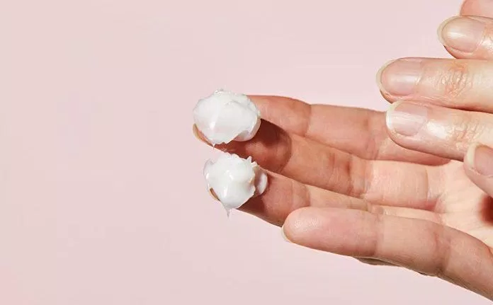 Cosrx Comfort Ceramide Cream có kết cấu mềm mịn và thấm rất nhanh trên da (Nguồn: Internet)