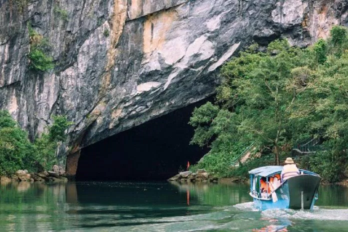 Cửa động Phong Nha - view trên thuyền (Nguồn: Internet)
