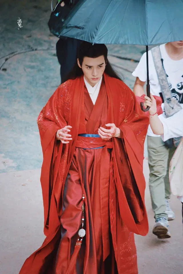 Tạo hình "đỏ rực" như tân lang của Cung Tuấn trong "Sơn Hà Lệnh". (Nguồn: Internet)