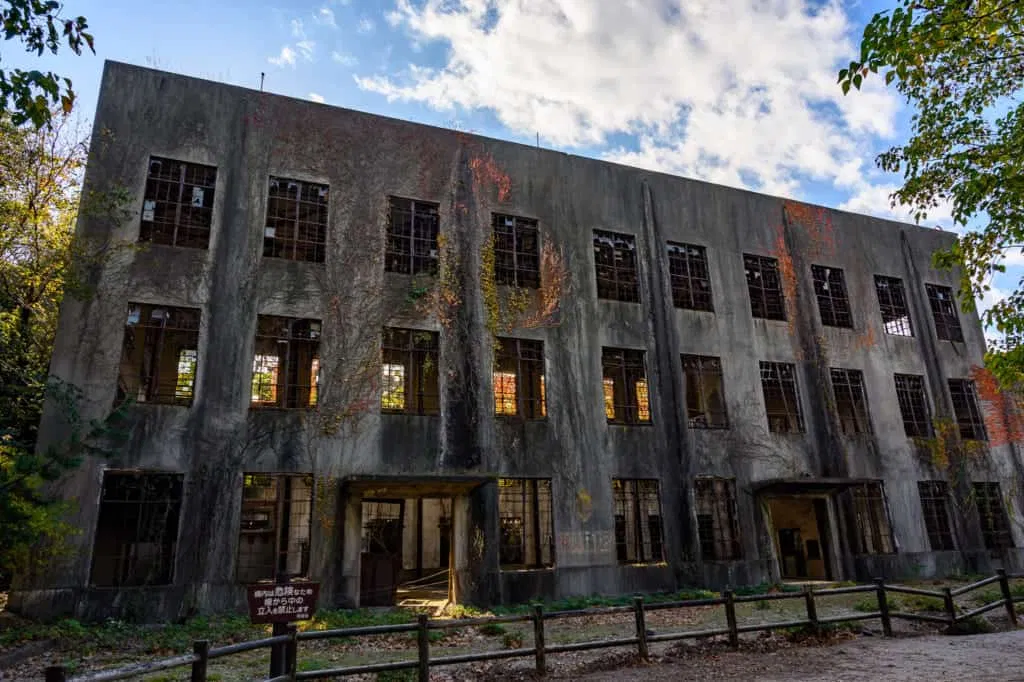 Những gì còn sót lại của một công trình thời chiến tranh trên đảo Okunoshima (Ảnh: Internet). Những gì còn sót lại của một công trình thời chiến tranh trên đảo Okunoshima (Ảnh: Internet).