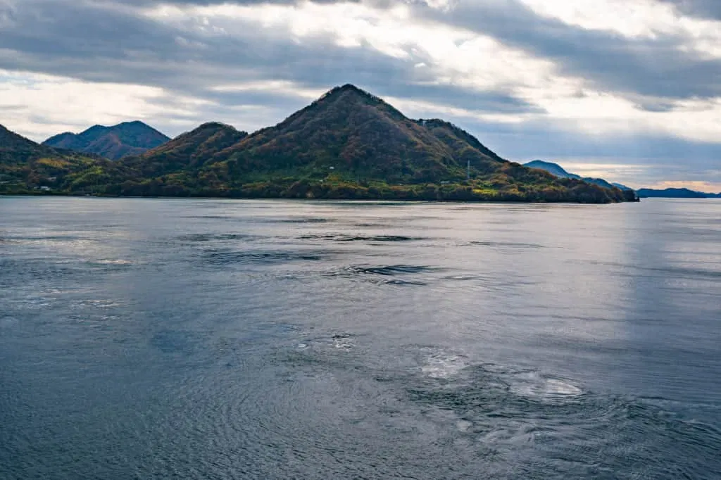 Ngoài những chú thỏ đáng yêu, bạn hãy tranh thủ chụp vài bức ảnh phong cảnh biển đảo đẹp lung linh trên đảo Okunoshima nhé! (Ảnh: Internet). Ngoài những chú thỏ đáng yêu, bạn hãy tranh thủ chụp vài bức ảnh phong cảnh biển đảo đẹp lung linh trên đảo Okunoshima nhé! (Ảnh: Internet).
