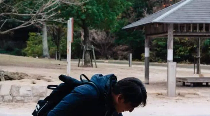 Một du khách đang cho thỏ ăn khi đến thăm đảo (Ảnh: Internet) dao-tho-3