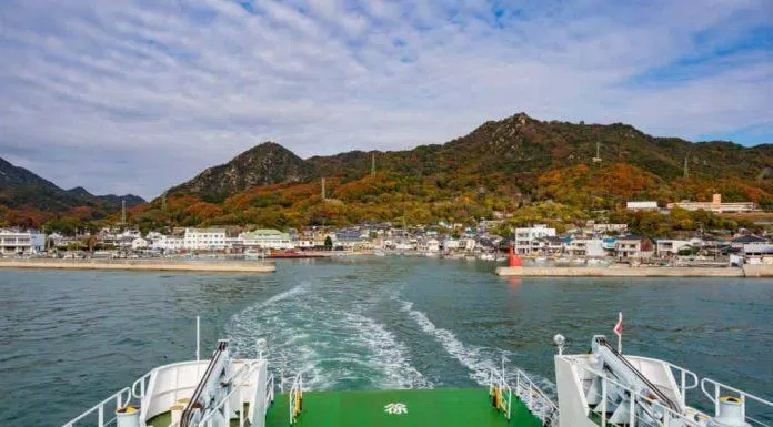 Những chiếc phà chở du khách ra đHãy tranh thủ ngắm cảnh trong lúc đi phà ra đảo nhé! (Ảnh: Internet) dao-tho-9