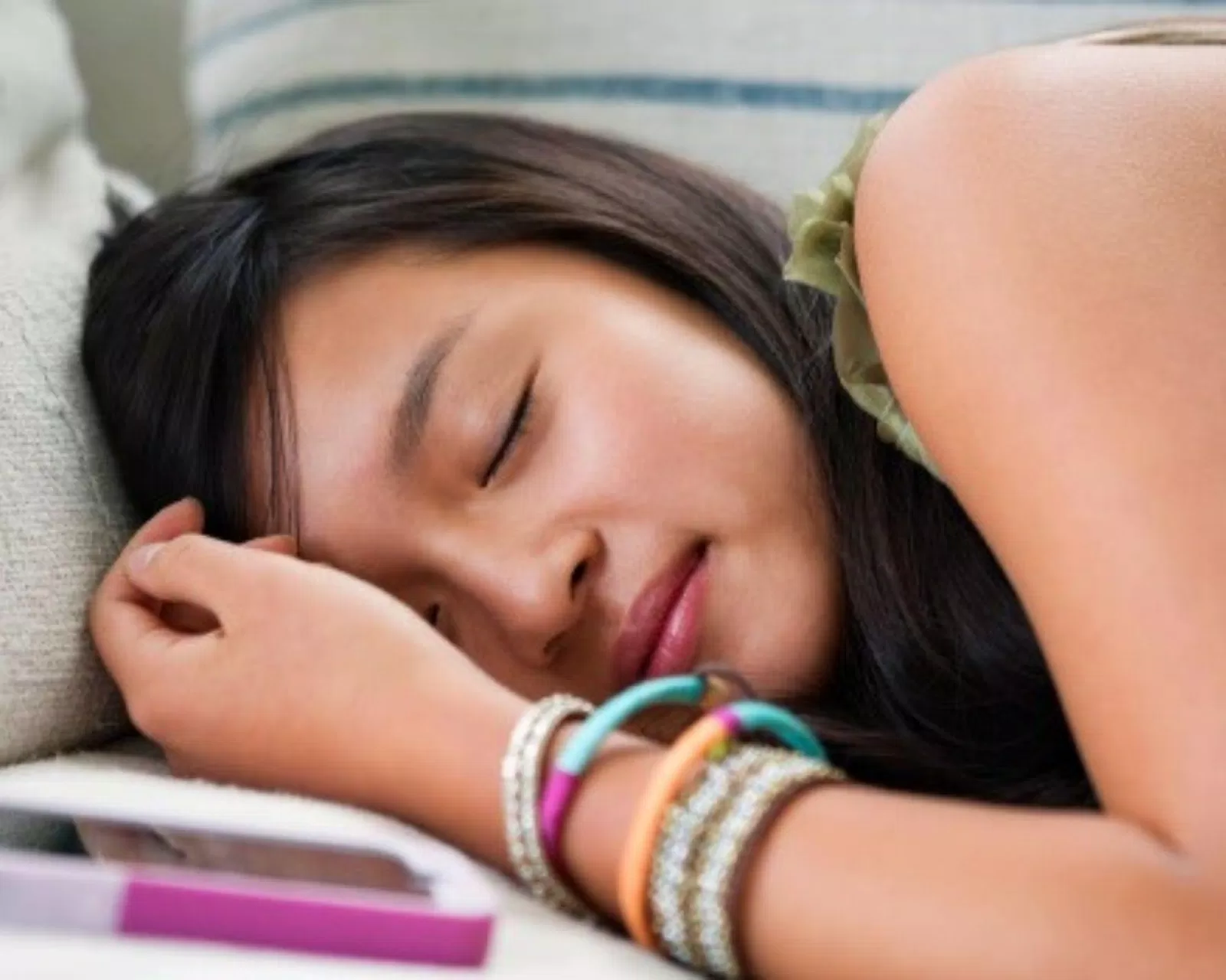 Đeo trang sức khi ngủ cũng có thể gây cản trở quá trình tuần hoàn máu và trao đổi chất của cơ thể. (Nguồn: Internet) Đeo trang sức khi ngủ cũng có thể gây cản trở quá trình tuần hoàn máu và trao đổi chất của cơ thể. (Nguồn: Internet)