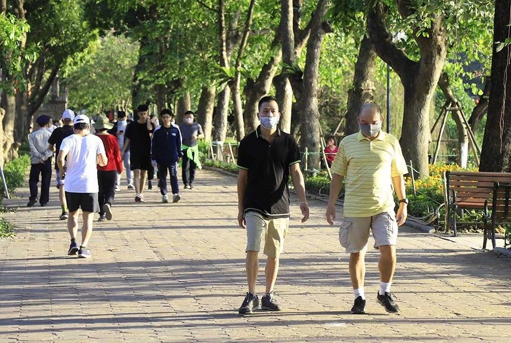 Dù đại dịch còn đang tiếp diễn nhưng chúng ta vẫn nên ra ngoài vận động để tăng cường sức khỏe (Ảnh: Internet). Dù đại dịch còn đang tiếp diễn nhưng chúng ta vẫn nên ra ngoài vận động để tăng cường sức khỏe (Ảnh: Internet).