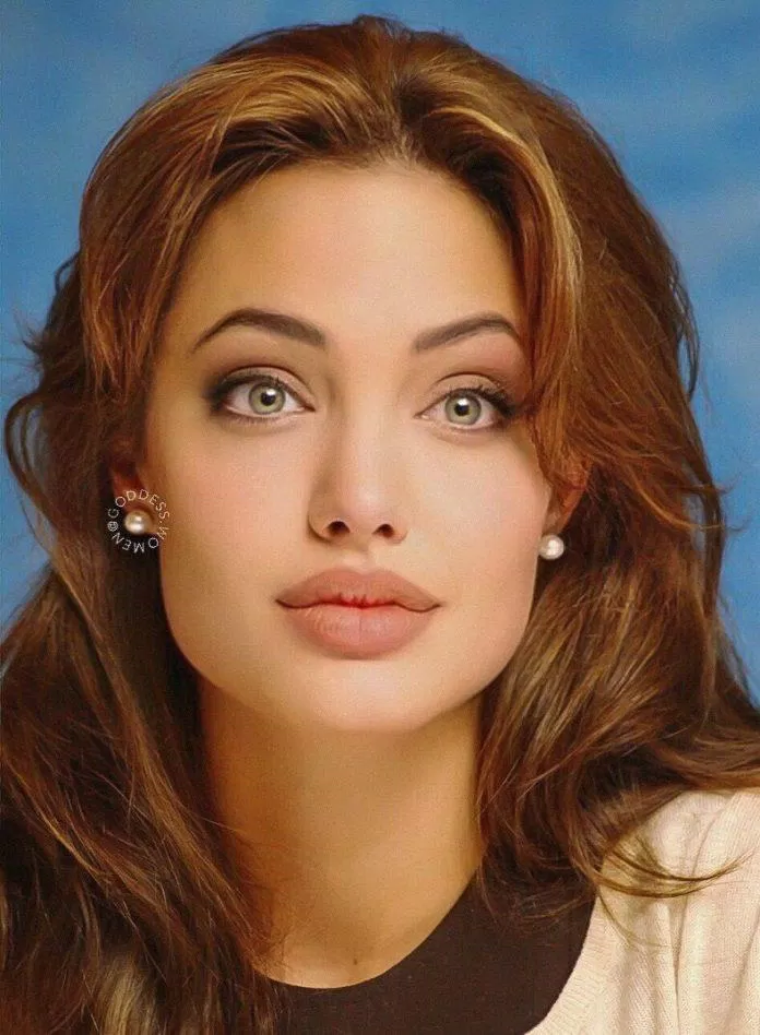 Khỏi phải nói nhiều về sắc đẹp của đóa hồng Hollywood, và điểm nổi bật làm nên “vũ khí chết người” của Angelina Jolie chính là đôi mắt này đây (Ảnh: Internet).
