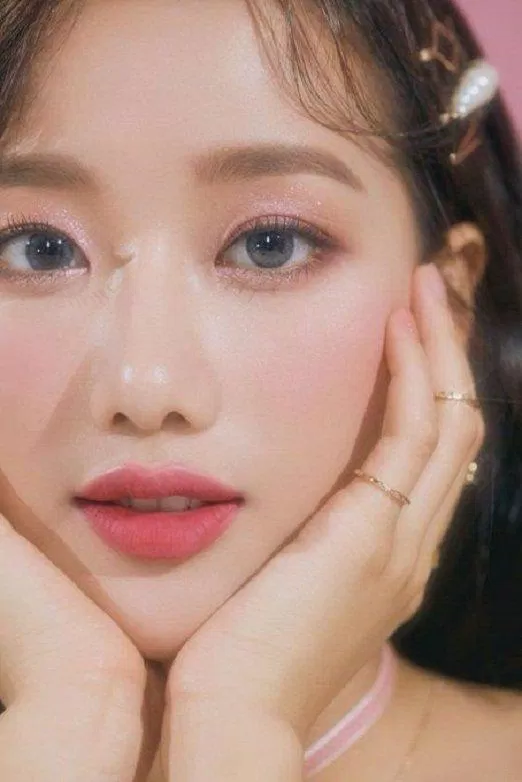 Nữ ca sĩ sinh năm 1999 quá may mắn khi sở hữu gương mặt V-line cùng ánh mắt trong sáng đẹp không góc chết (Ảnh: Internet).