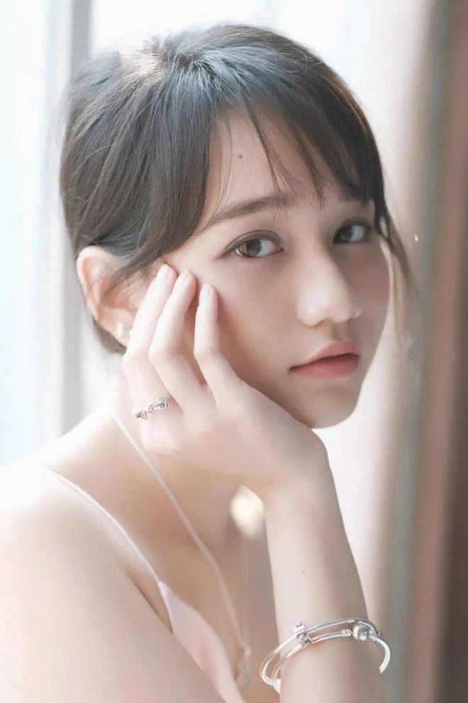 Đúng với cái tên của bộ phim mà mình đóng vai chính, “Hà Lan” Trúc Anh đã để lại ấn tượng với khán giả bằng ánh mắt trong sáng long lanh của mình (Ảnh: Internet). Đúng với cái tên của bộ phim mà mình đóng vai chính, “Hà Lan” Trúc Anh đã để lại ấn tượng với khán giả bằng ánh mắt trong sáng long lanh của mình (Ảnh: Internet).