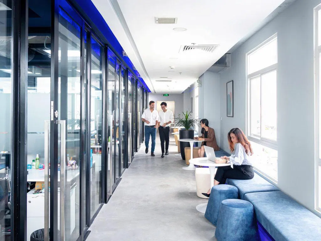 Cấu trúc văn phòng theo hướng hiện đại, nội thất sang trọng. Nguồn: dreamplex.co Cấu trúc văn phòng theo hướng hiện đại, nội thất sang trọng. Nguồn: dreamplex.co