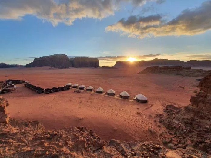 Những khu lều trại xinh xắn mọc lên giữa sa mạc tại Wadi Rum (Ảnh: Internet). Những khu lều trại xinh xắn mọc lên giữa sa mạc tại Wadi Rum (Ảnh: Internet).