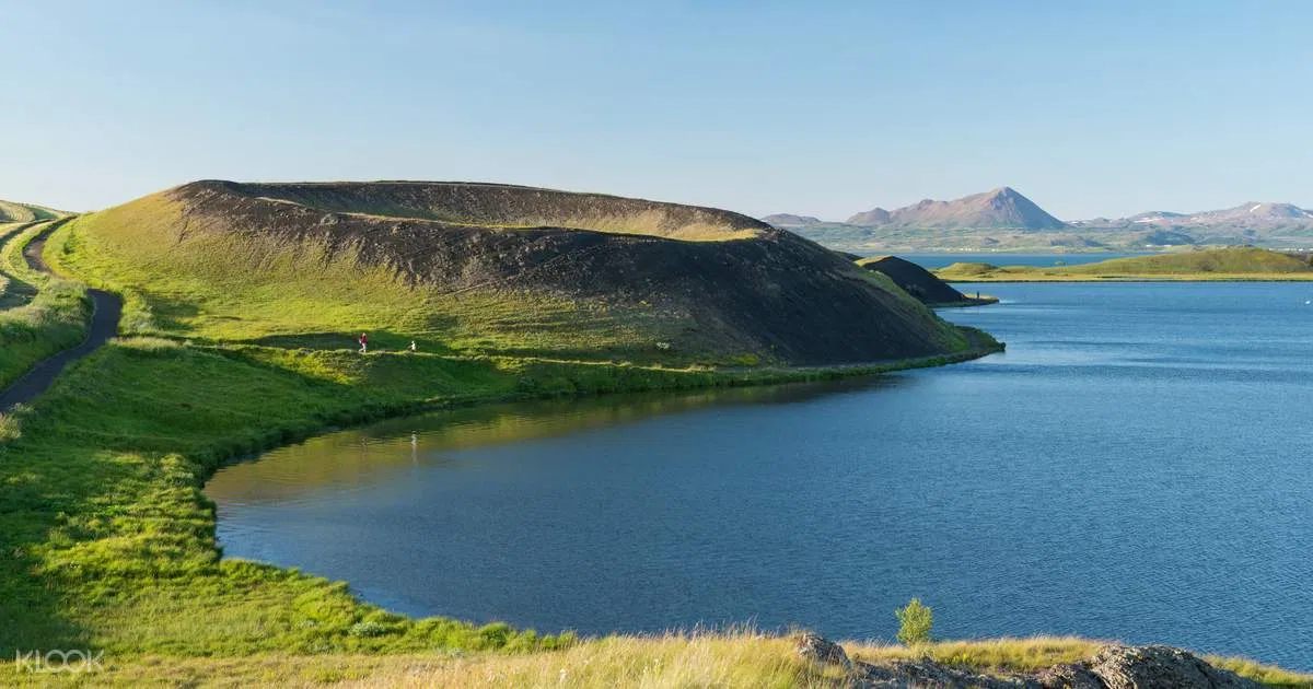 Một miệng núi lửa cổ xưa bên bờ hồ tĩnh lặng, cảnh tượng thật lạ lùng nhưng cũng rất thú vị (Ảnh: Internet). Một miệng núi lửa cổ xưa bên bờ hồ tĩnh lặng, cảnh tượng thật lạ lùng nhưng cũng rất thú vị (Ảnh: Internet).