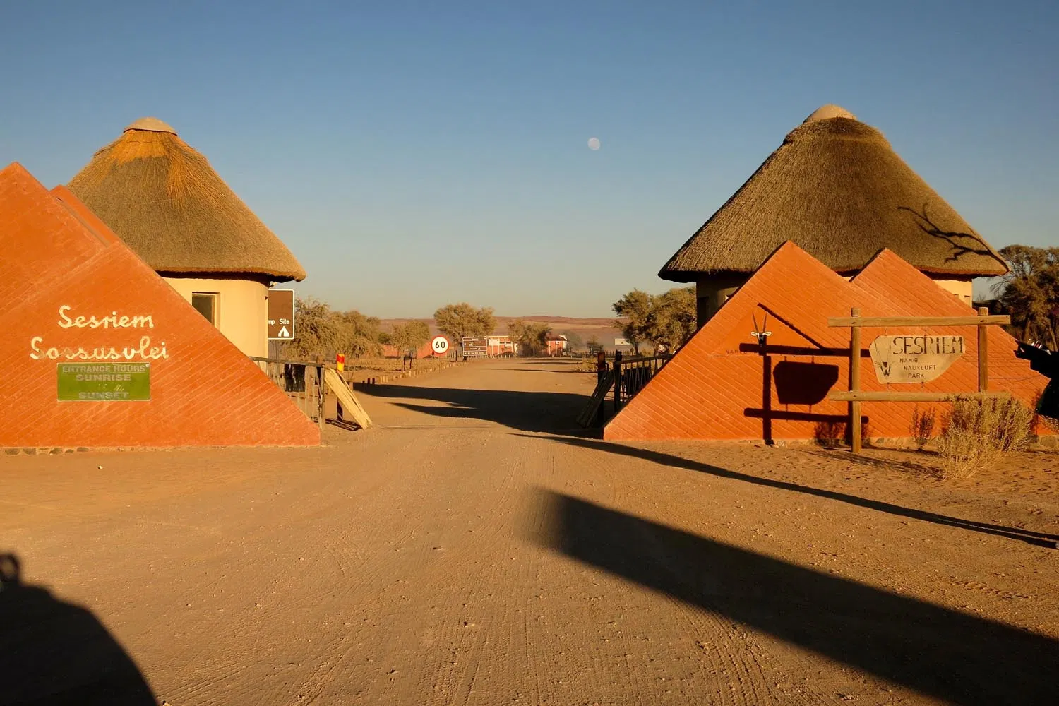 Cổng chào của khu du lịch là địa điểm để bạn lưu lại những bức hình đáng nhớ khi đến đây (Ảnh: Internet). Cổng chào của khu du lịch là địa điểm để bạn lưu lại những bức hình đáng nhớ khi đến đây (Ảnh: Internet).