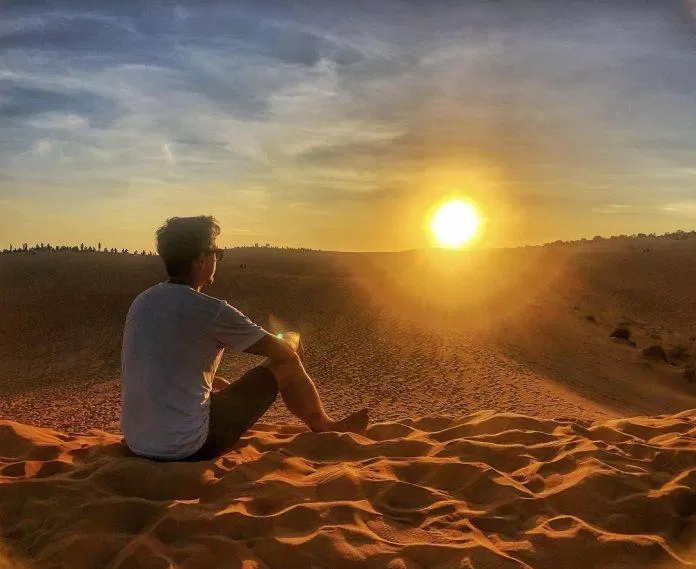 Ngắm Mặt trời rực lửa dần nhô lên giữa sa mạc mênh mông là trải nghiệm không thể nào quên đối với du khách (Ảnh: Internet).
