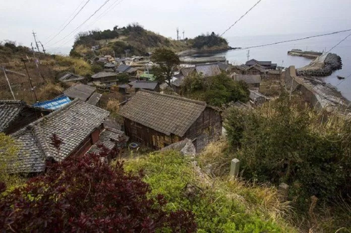 Aoshima là hòn đảo nhỏ với rất ít người sinh sống, chỉ vài mái nhà đơn sơ và những ngư dân sống bằng nghề chài lưới (Ảnh: Internet).