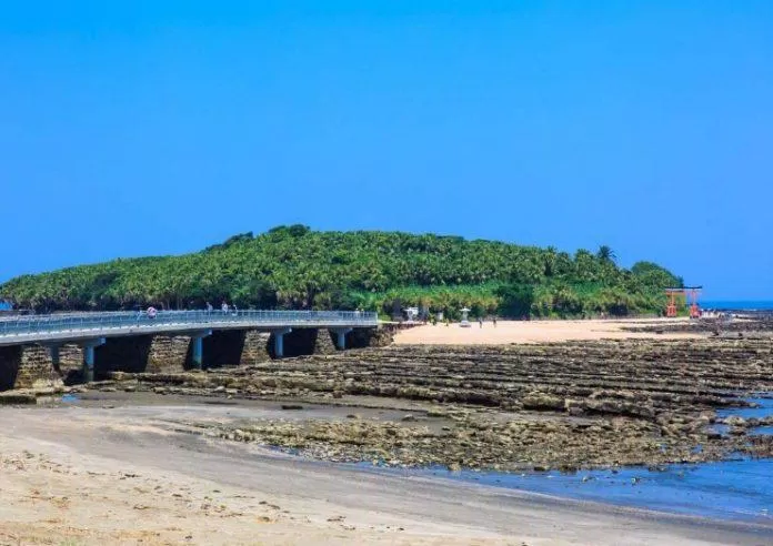 Toàn cảnh hòn đảo Aoshima nhìn từ xa có sự kết hợp hài hòa giữa bãi cát trắng và rừng cây xanh tạo nên bức tranh tuyệt đẹp (Ảnh: Internet). Toàn cảnh hòn đảo Aoshima nhìn từ xa có sự kết hợp hài hòa giữa bãi cát trắng và rừng cây xanh tạo nên bức tranh tuyệt đẹp (Ảnh: Internet).