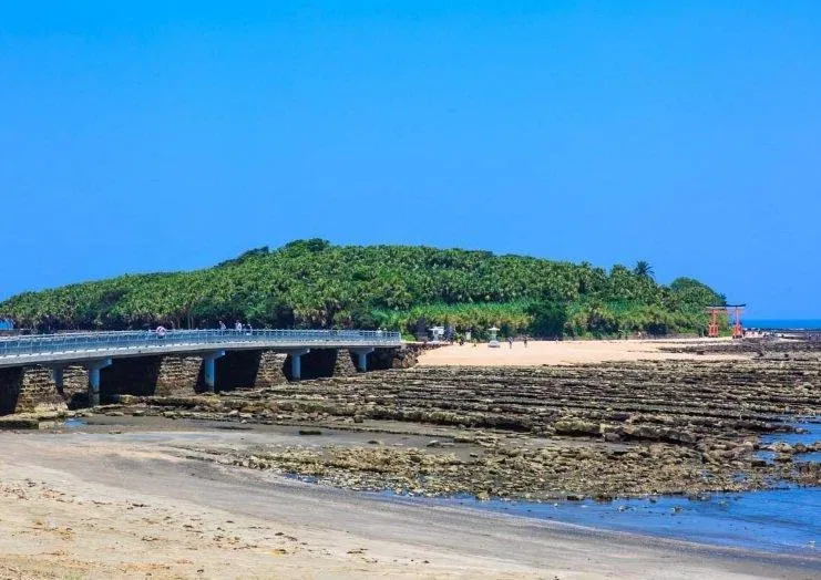 Toàn cảnh hòn đảo Aoshima nhìn từ xa có sự kết hợp hài hòa giữa bãi cát trắng và rừng cây xanh tạo nên bức tranh tuyệt đẹp (Ảnh: Internet). Toàn cảnh hòn đảo Aoshima nhìn từ xa có sự kết hợp hài hòa giữa bãi cát trắng và rừng cây xanh tạo nên bức tranh tuyệt đẹp (Ảnh: Internet).