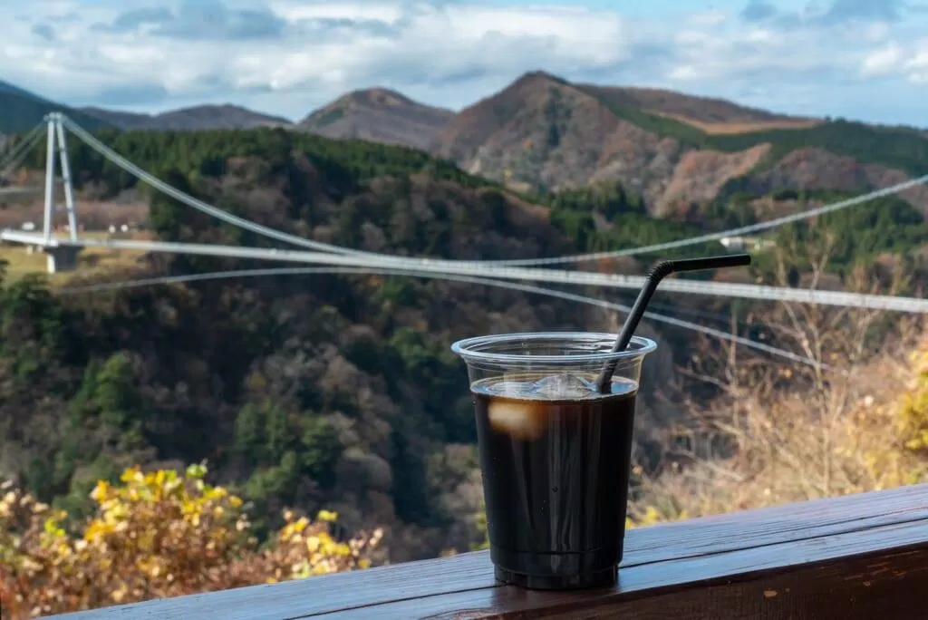 Còn gì bằng nhâm nhi cà phê và ngắm cảnh đồi núi từ trên cao! (Ảnh: Internet).