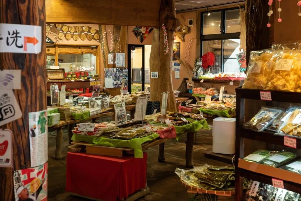 Khu vực bán đồ lưu niệm là nơi bạn có thể chọn cho mình một món quà dành tặng người thân khi về nhà (Ảnh: Internet). Khu vực bán đồ lưu niệm là nơi bạn có thể chọn cho mình một món quà dành tặng người thân khi về nhà (Ảnh: Internet).