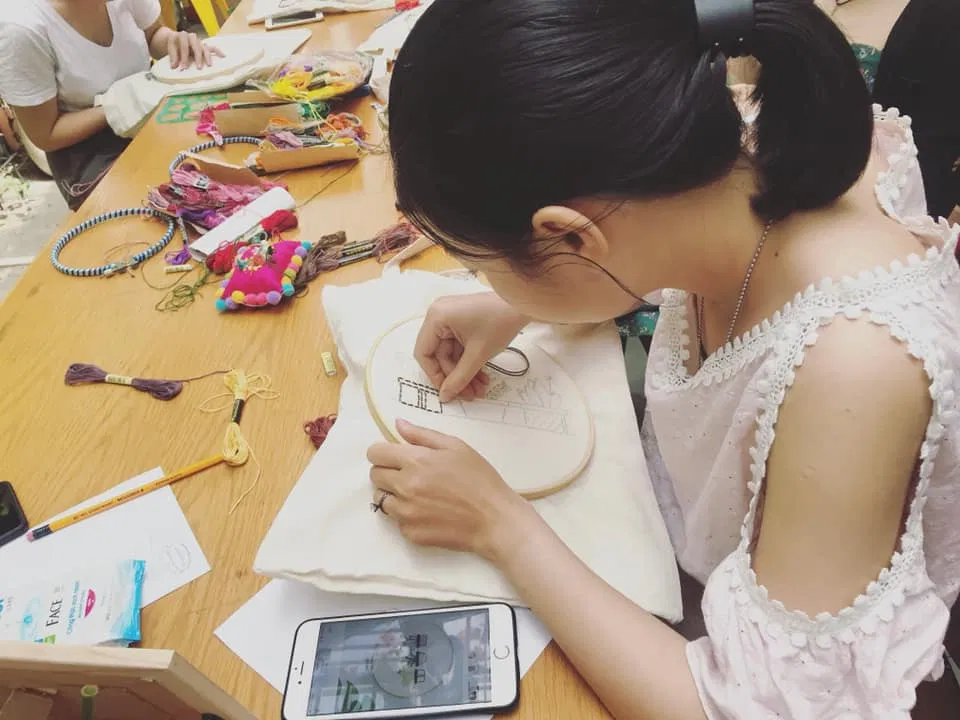 Phải kiên nhẫn thì mới tạo ra hình thêu đẹp được! (Ảnh: Internet). Phải kiên nhẫn thì mới tạo ra hình thêu đẹp được! (Ảnh: Internet).