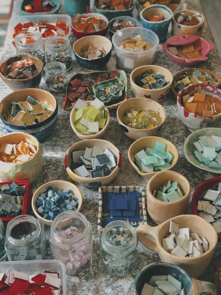 Những miếng gốm và thủy tinh đủ màu đủ kiểu dùng để ghép thành những bức tranh khảm (Ảnh: Internet). Những miếng gốm và thủy tinh đủ màu đủ kiểu dùng để ghép thành những bức tranh khảm (Ảnh: Internet).