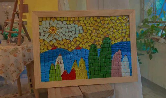 Bức tranh mosaic được tạo ra từ các miếng ghép nhiều màu sặc sỡ (Ảnh: Internet).