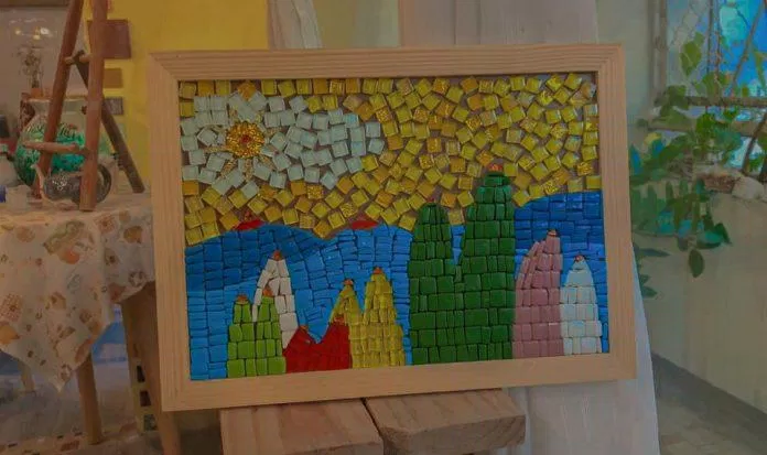 Bức tranh mosaic được tạo ra từ các miếng ghép nhiều màu sặc sỡ (Ảnh: Internet). Bức tranh mosaic được tạo ra từ các miếng ghép nhiều màu sặc sỡ (Ảnh: Internet).