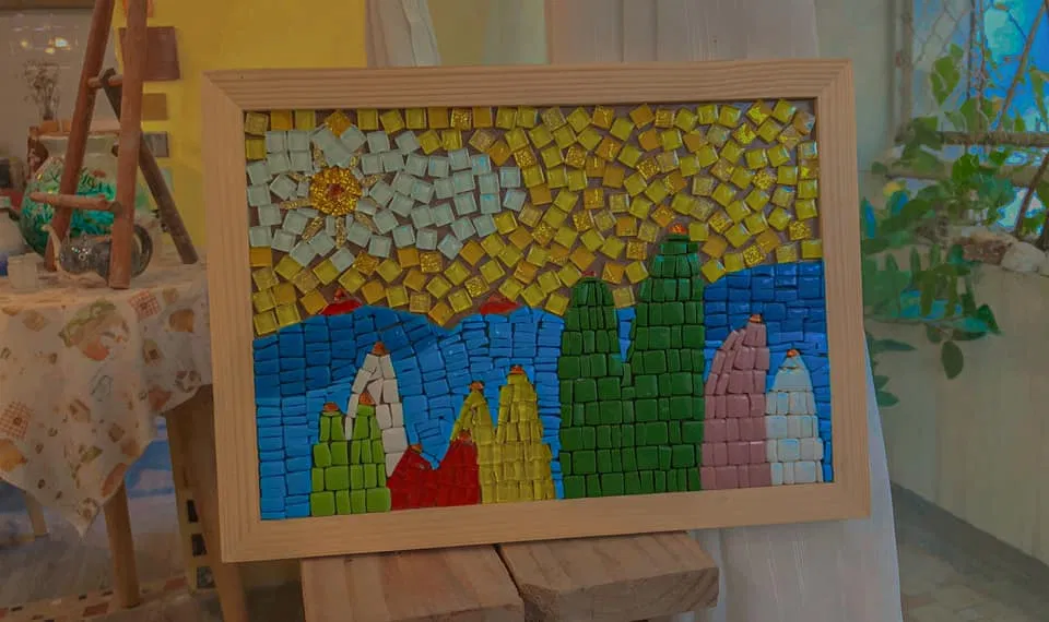 Bức tranh mosaic được tạo ra từ các miếng ghép nhiều màu sặc sỡ (Ảnh: Internet). Bức tranh mosaic được tạo ra từ các miếng ghép nhiều màu sặc sỡ (Ảnh: Internet).
