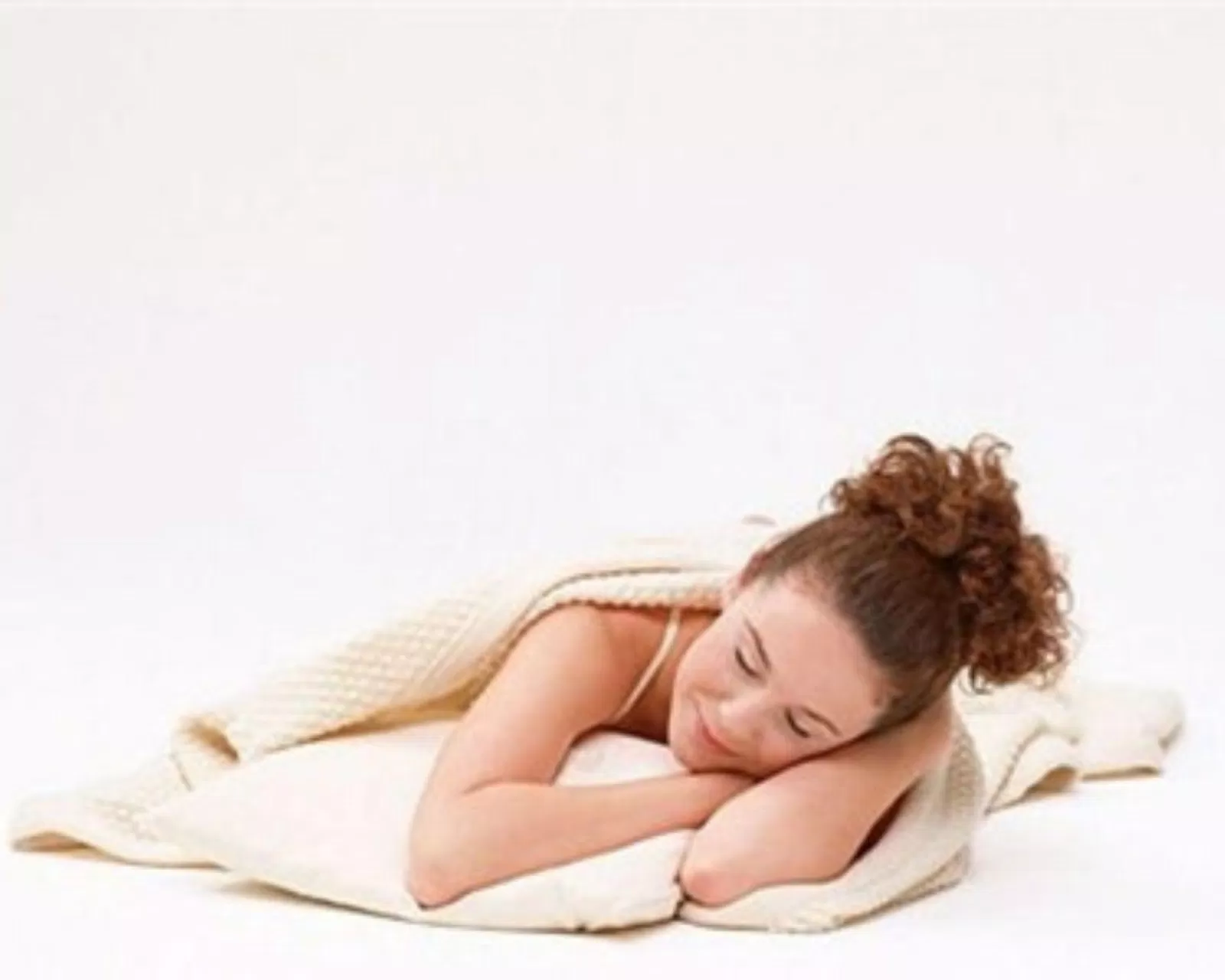 Gối đầu lên tay khi ngủ có thể gây tê liệt tay. (Nguồn: Internet) Gối đầu lên tay khi ngủ có thể gây tê liệt tay. (Nguồn: Internet)