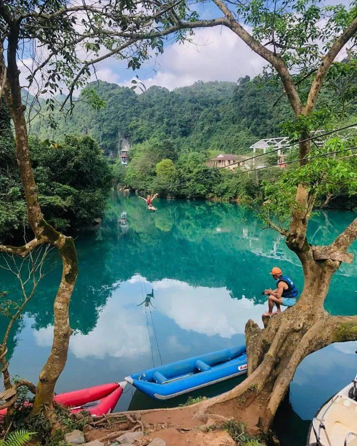 Bên bờ sông Chày và đường trượt Zipline cùng các trò chơi dưới nước (Nguồn: Internet)