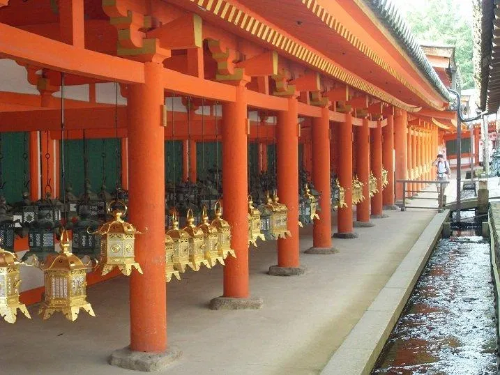 Những chiếc đèn lồng được treo quanh miếu Kasuga Taisha (Ảnh: Internet). Những chiếc đèn lồng được treo quanh miếu Kasuga Taisha (Ảnh: Internet).