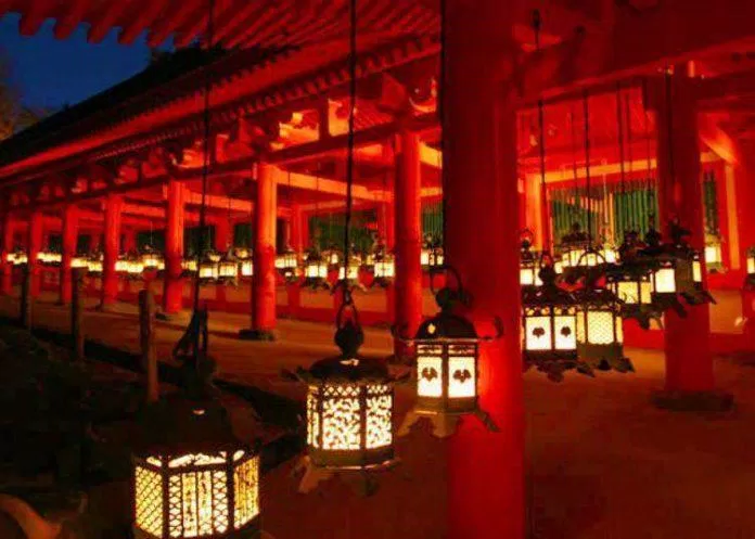 Ánh sáng lung linh của hàng ngàn chiếc đèn lồng khi đêm xuống (Ảnh: Internet). Ánh sáng lung linh của hàng ngàn chiếc đèn lồng khi đêm xuống (Ảnh: Internet).