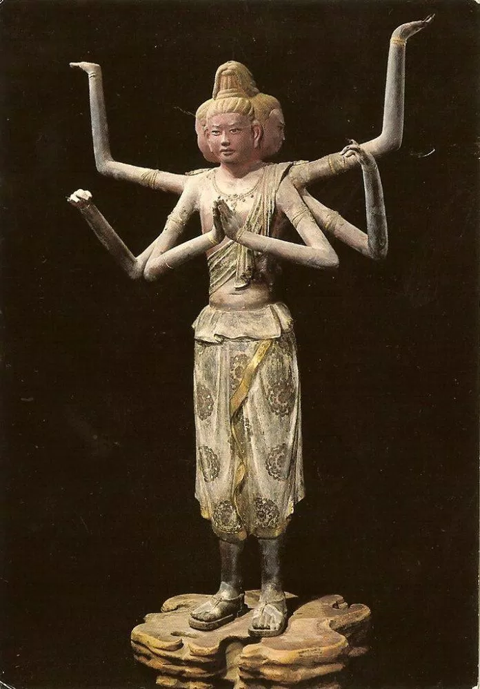 Tượng Ashura ba đầu sáu tay được trưng bày bên trong chùa (Ảnh: Internet).