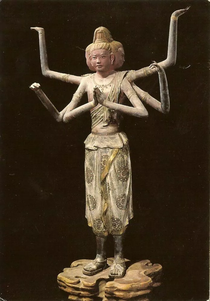 Tượng Ashura ba đầu sáu tay được trưng bày bên trong chùa (Ảnh: Internet). Tượng Ashura ba đầu sáu tay được trưng bày bên trong chùa (Ảnh: Internet).