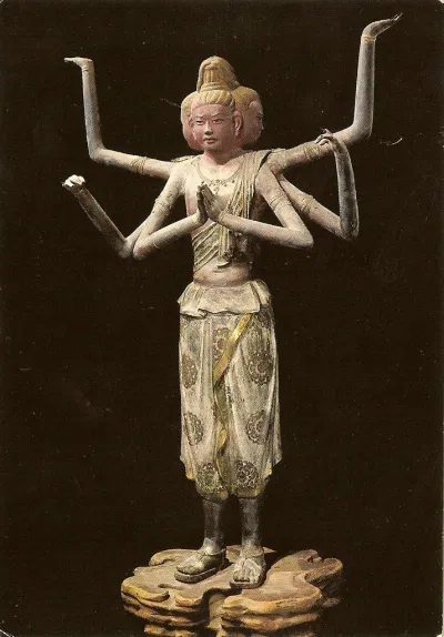 Tượng Ashura ba đầu sáu tay được trưng bày bên trong chùa (Ảnh: Internet). Tượng Ashura ba đầu sáu tay được trưng bày bên trong chùa (Ảnh: Internet).