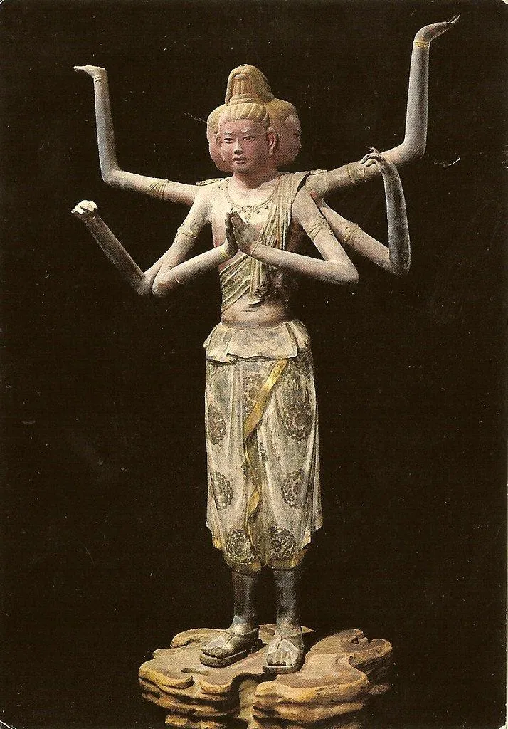 Tượng Ashura ba đầu sáu tay được trưng bày bên trong chùa (Ảnh: Internet). Tượng Ashura ba đầu sáu tay được trưng bày bên trong chùa (Ảnh: Internet).
