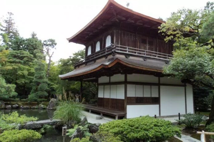 Lầu Bạc Ginkakuji là nơi tĩnh lặng và thanh bình rất thích hợp để đi dạo vào sáng sớm (Ảnh: Internet).