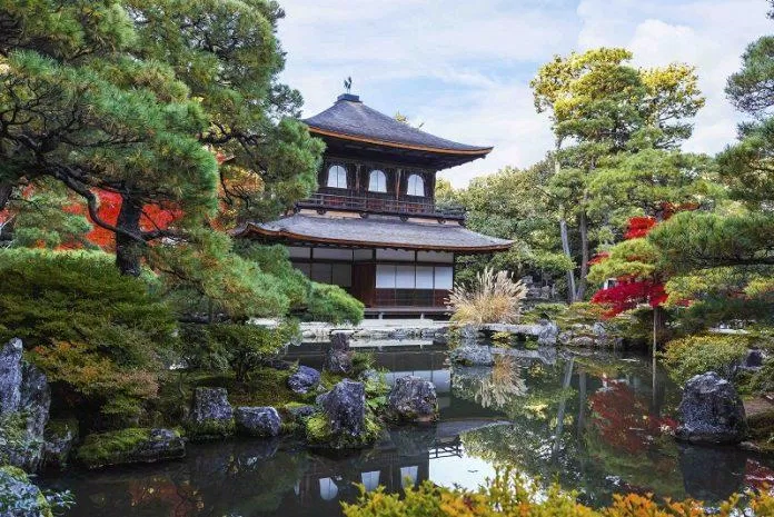Khung cảnh đẹp như tranh vẽ của Ginkakuji với hồ nước và những tán cây (Ảnh: Internet). Khung cảnh đẹp như tranh vẽ của Ginkakuji với hồ nước và những tán cây (Ảnh: Internet).