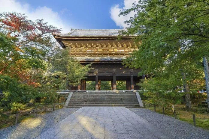 Cổng Sanmon của khu đền Nanzenji giúp du khách có tầm nhìn đẹp ra xung quanh (Ảnh: Internet).
